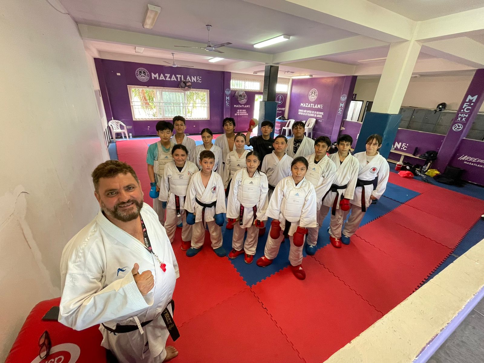 Jesús Moreno y sus pupilos de karate do