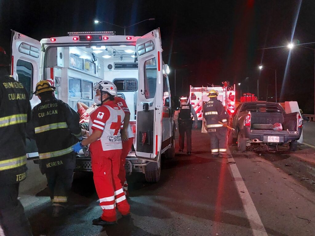 Paramédicos de Cruz Roja y Bomberos Culiacán auxiliando al adulto lesionado