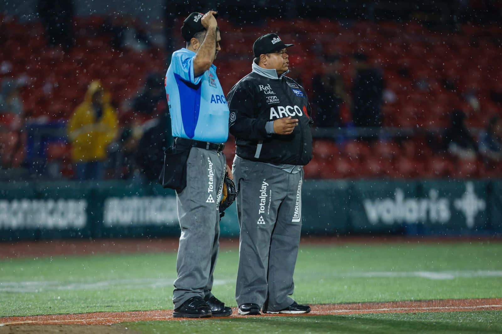 Los ampayeres Aaron Leyva y Daniel Rubio en medio de la lluvia en Jalisco