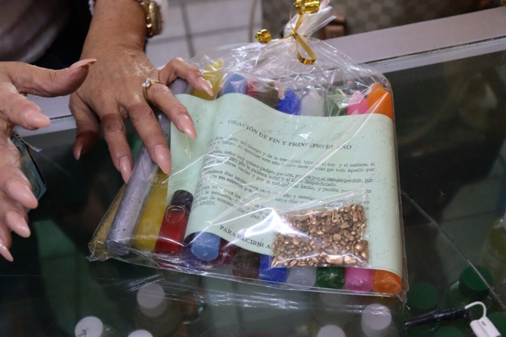 Paquetes de 12 velas, amuletos y otros artículos que pueden ser encontrados en el mercado.