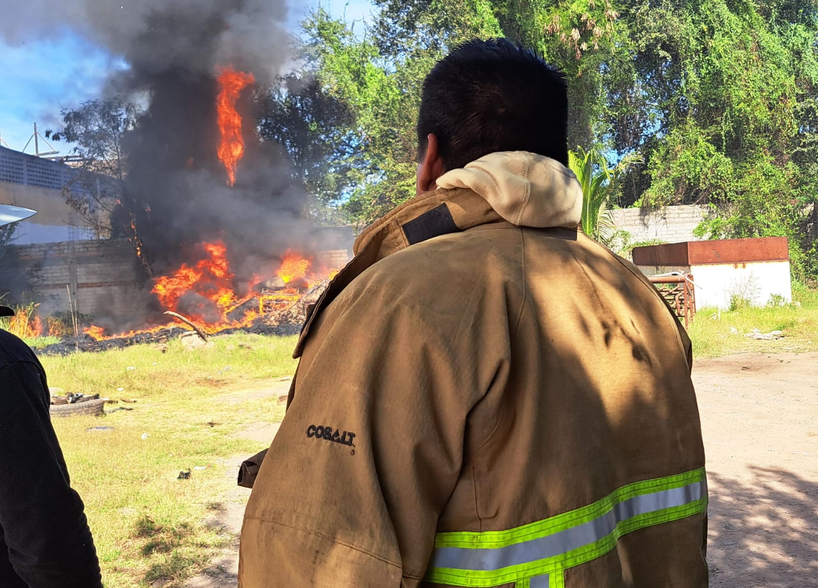 Elementos de Bomberos durante un incendio atendido