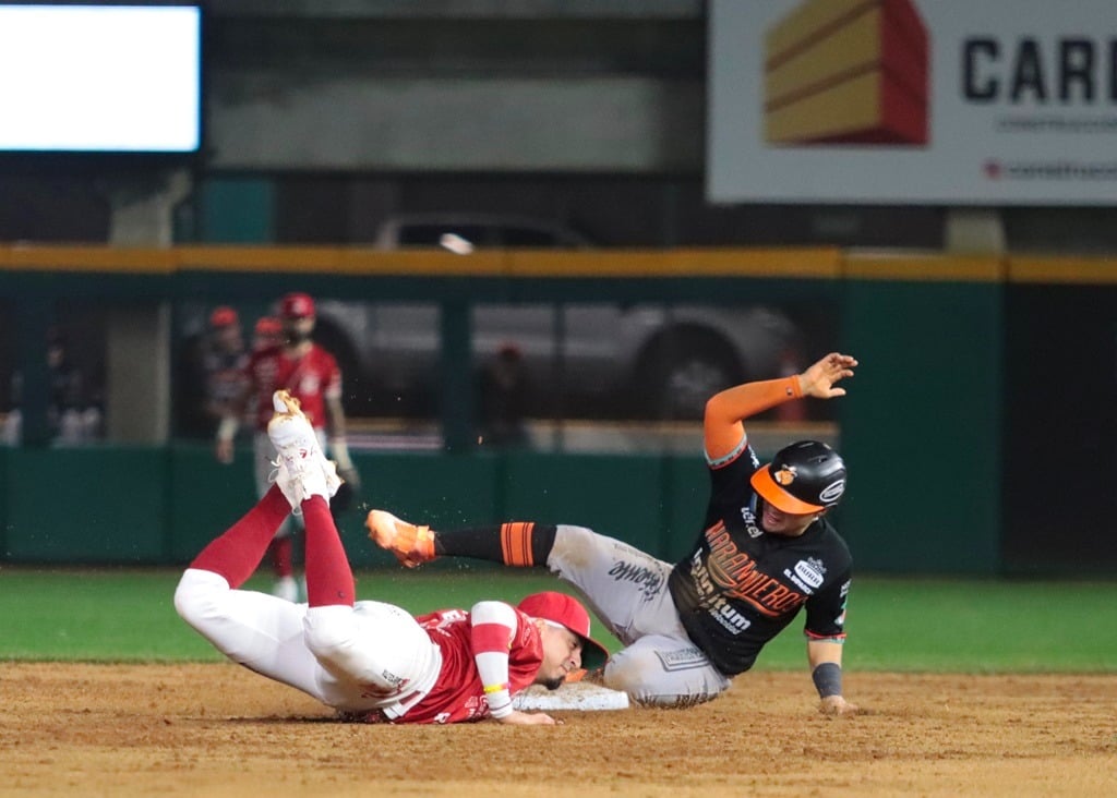 Ramiro Peña intenta poner out en segunda base