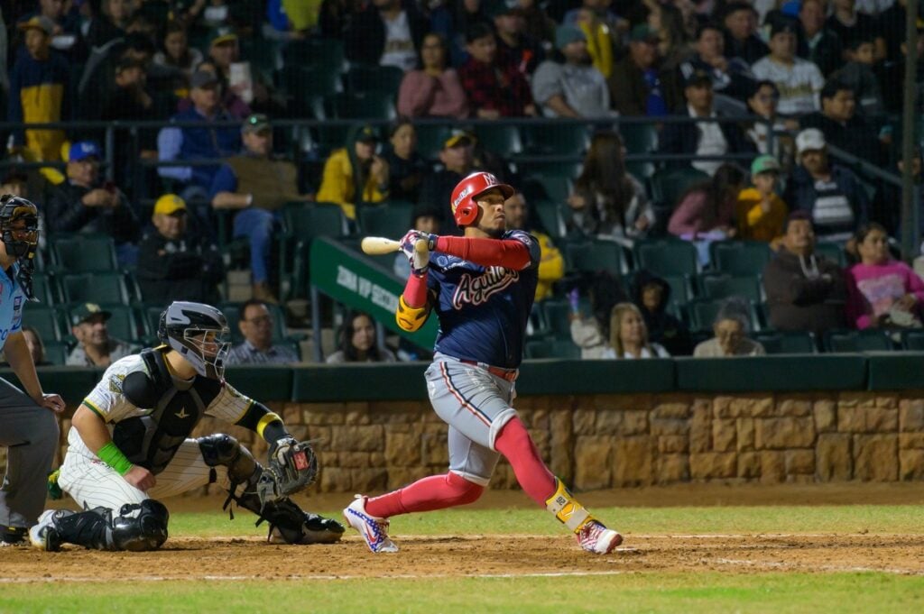 El venezolano Yangervis Solarte pegó hit productor por los Águilas ante Cañeros