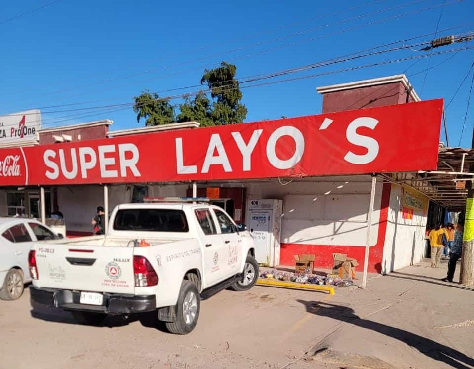 Vehículo de Protección Civil afuera de un establecimiento de abarrotes en el ejido Compuertas