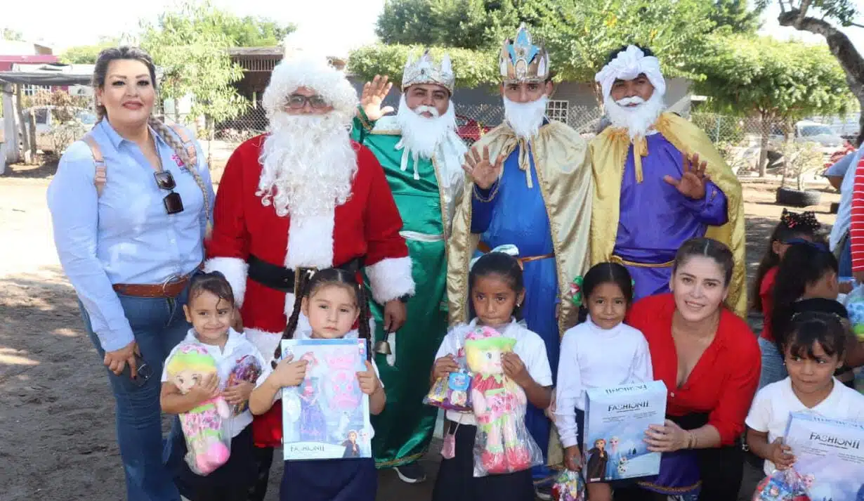 Niños junto a Santa Claus y los Reyes Magos en la Caravana Navideña en Escuinapa