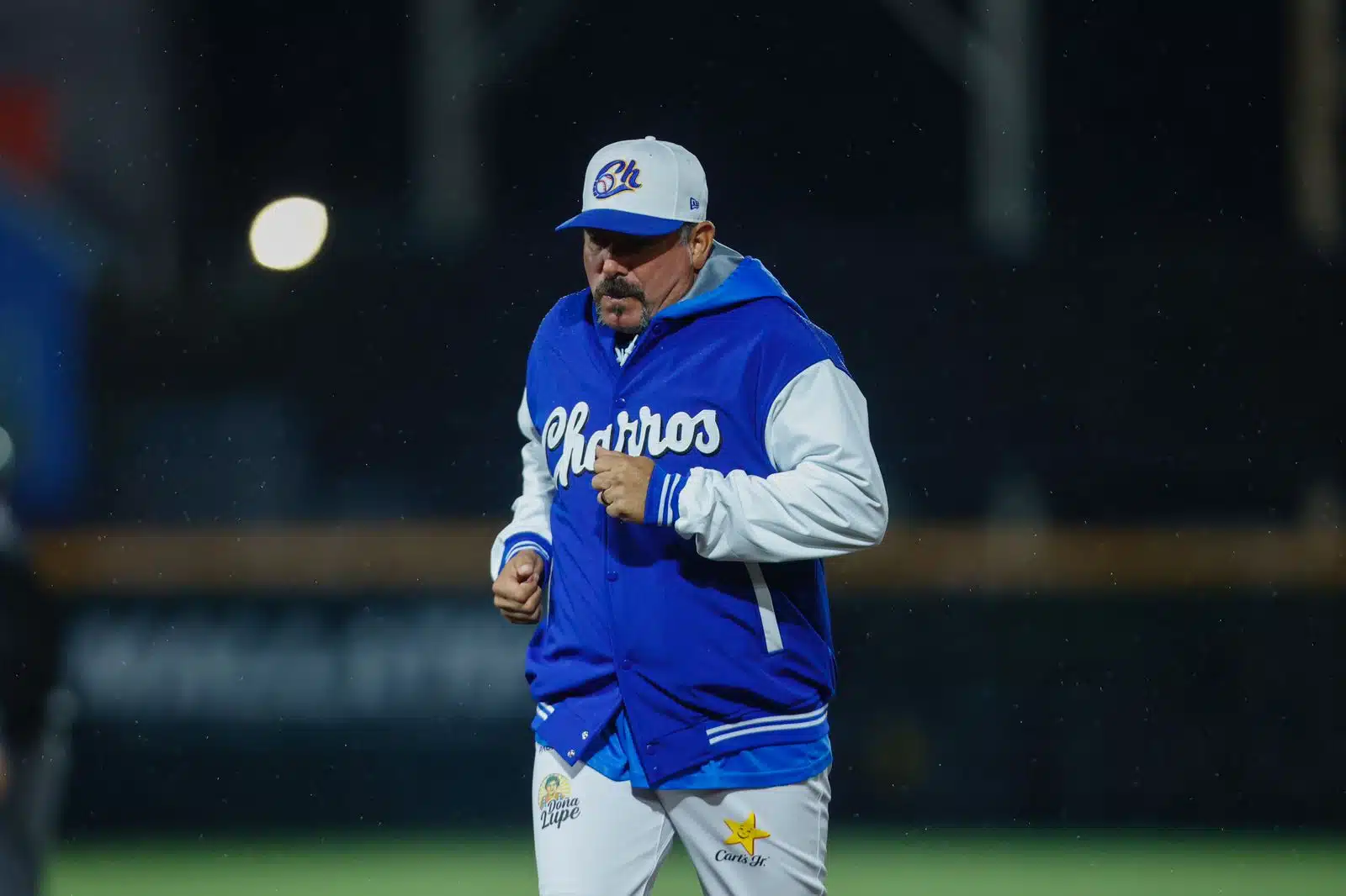 El mánager de los Charros, Benjamín Gil, sale del terreno en el Panamericano de Zapopan