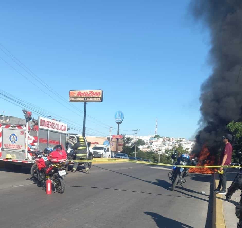 Bomberos presentes en el lugar del incendio
