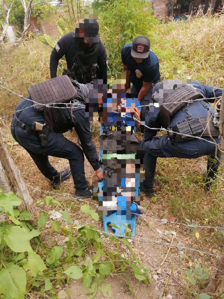 Hombre golpeado siendo auxiliado por elementos preventivos