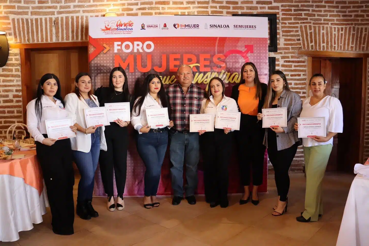 Mujeres reciben reconocimientos en el municipio de Sinaloa