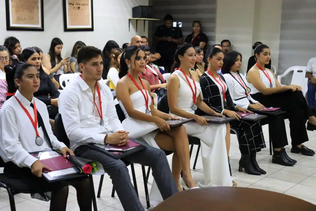 Jóvenes mazatlecos galardonados con el premio Mérito Juvenil 2023