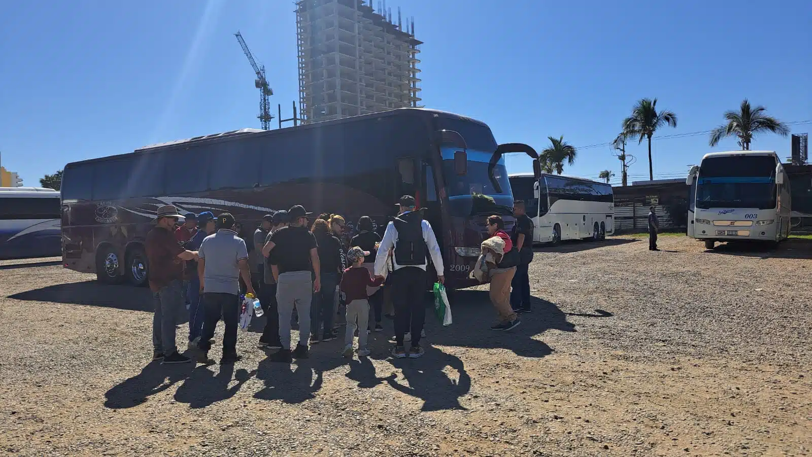 Personas arribando a un camión turístico