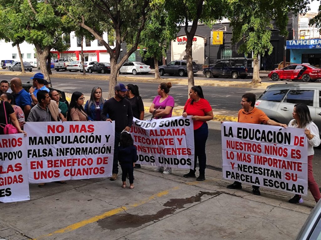 Manifestantes con pancartas a las afueras de la Procuraduría Agraria