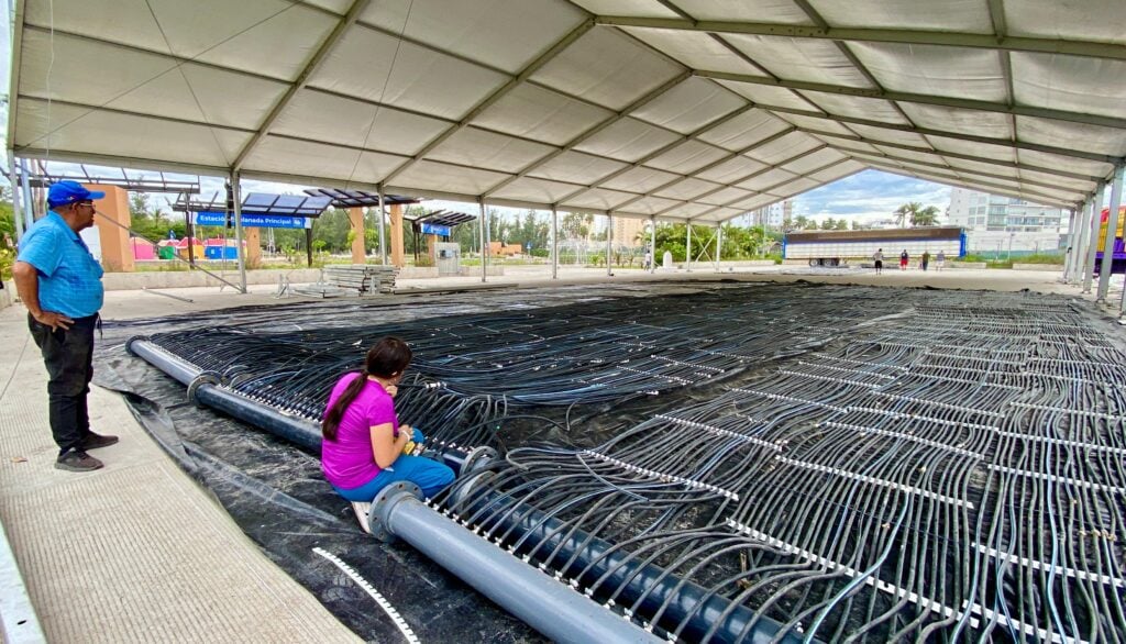 Instalación de la villa navideña en el parque Central en Mazatlán