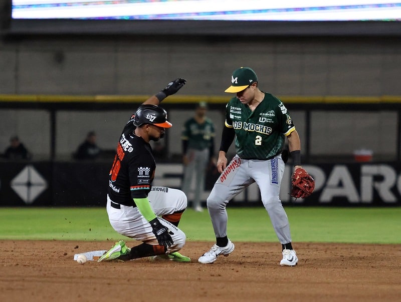 Alejo López intenta poner out en segunda al dominicano Andrety Cordero