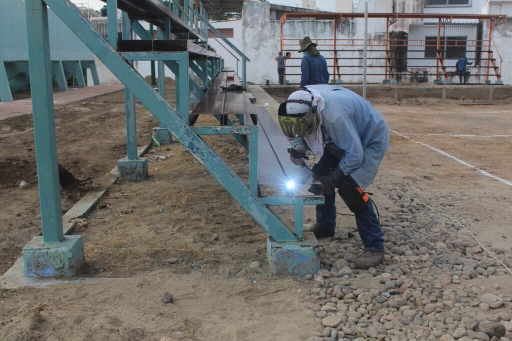 Trabajos de rehabilitación y mantenimiento en áreas deportivas