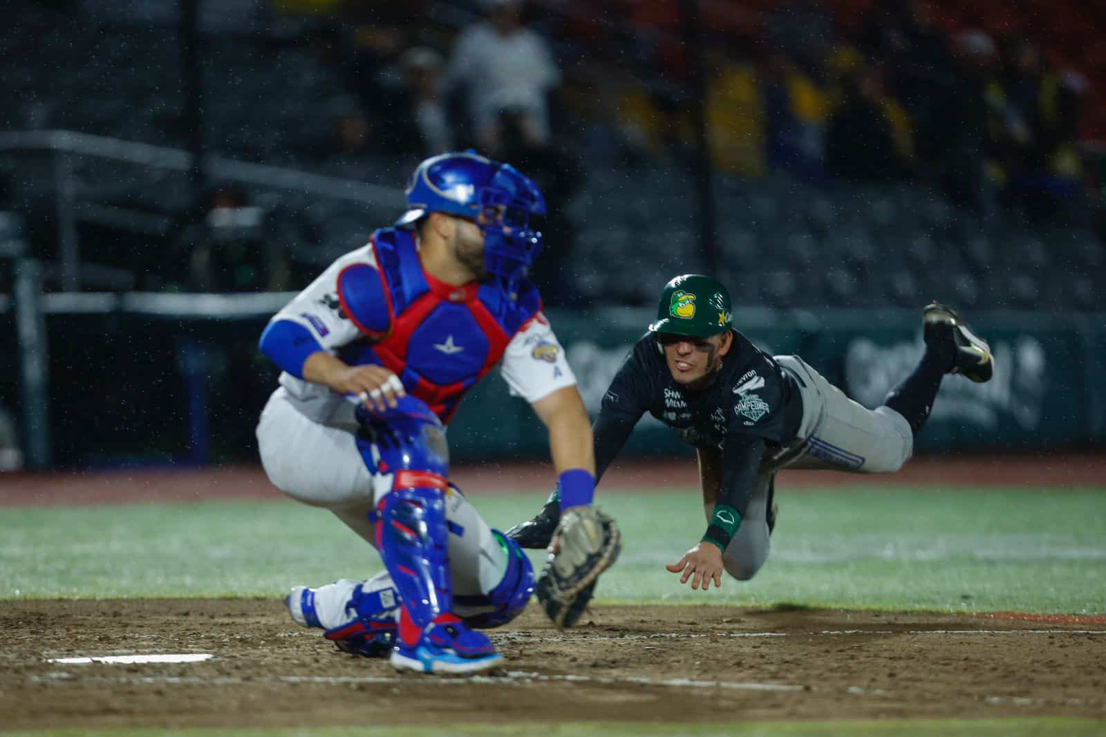 Anota Edgar Robles mientras el catcher Fernando Flores espera ponerlo out en home
