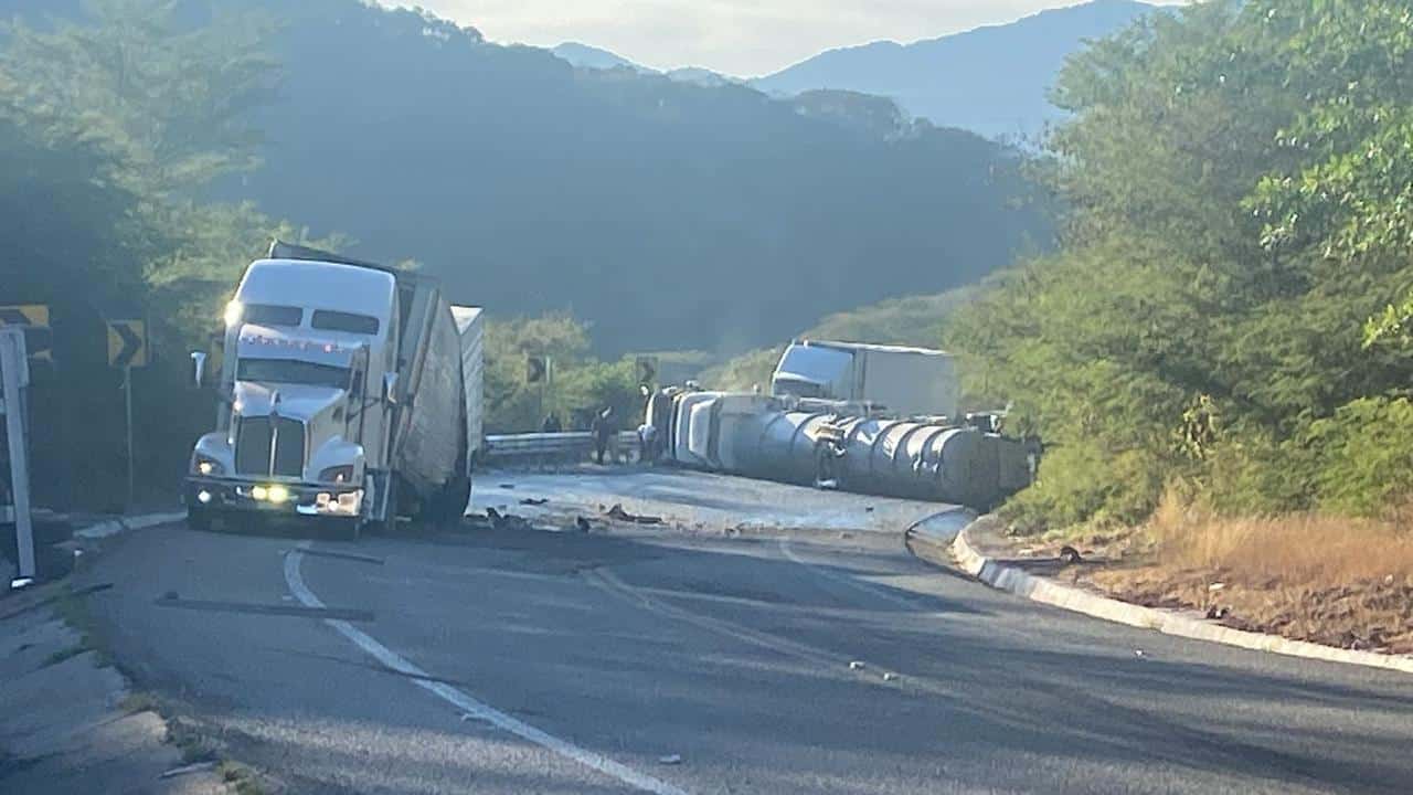 Tráiler con cisterna volcado sobre la autopista Mazatlán-Durango