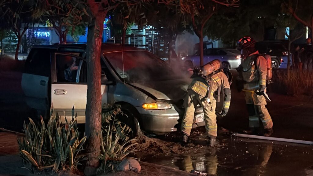 Bomberos atendiendo incendio de camioneta