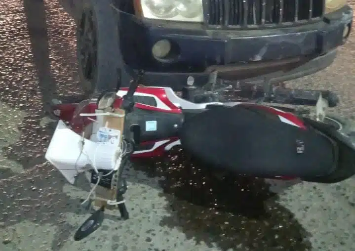 Motocicleta tirada junto a la camioneta que la embistió
