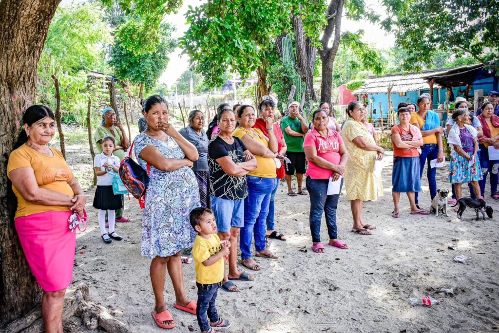 Familias de comunidades de bajos recursos en Choix