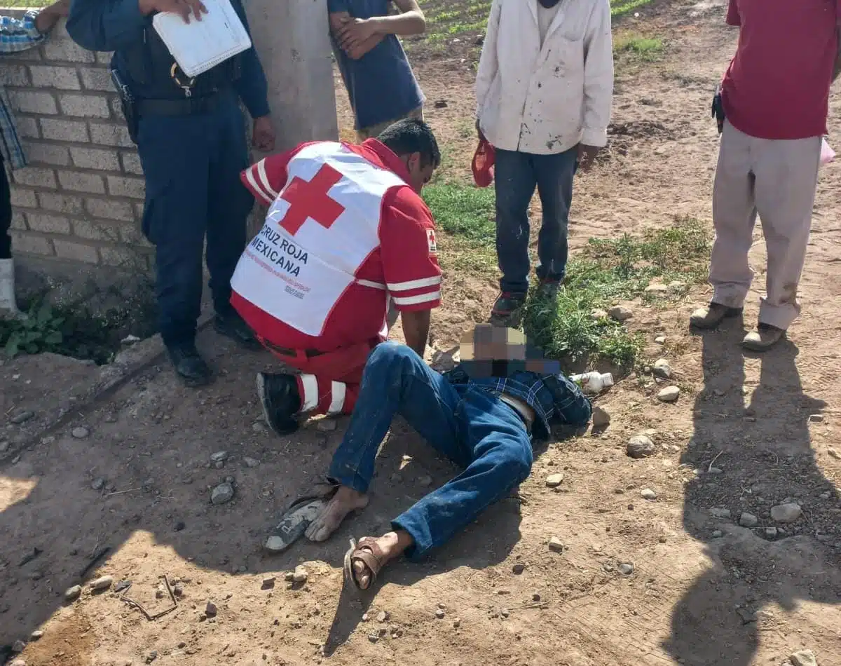 Paramédico de Cruz Roja auxiliando a Gustavo, el hombre herido en el choque