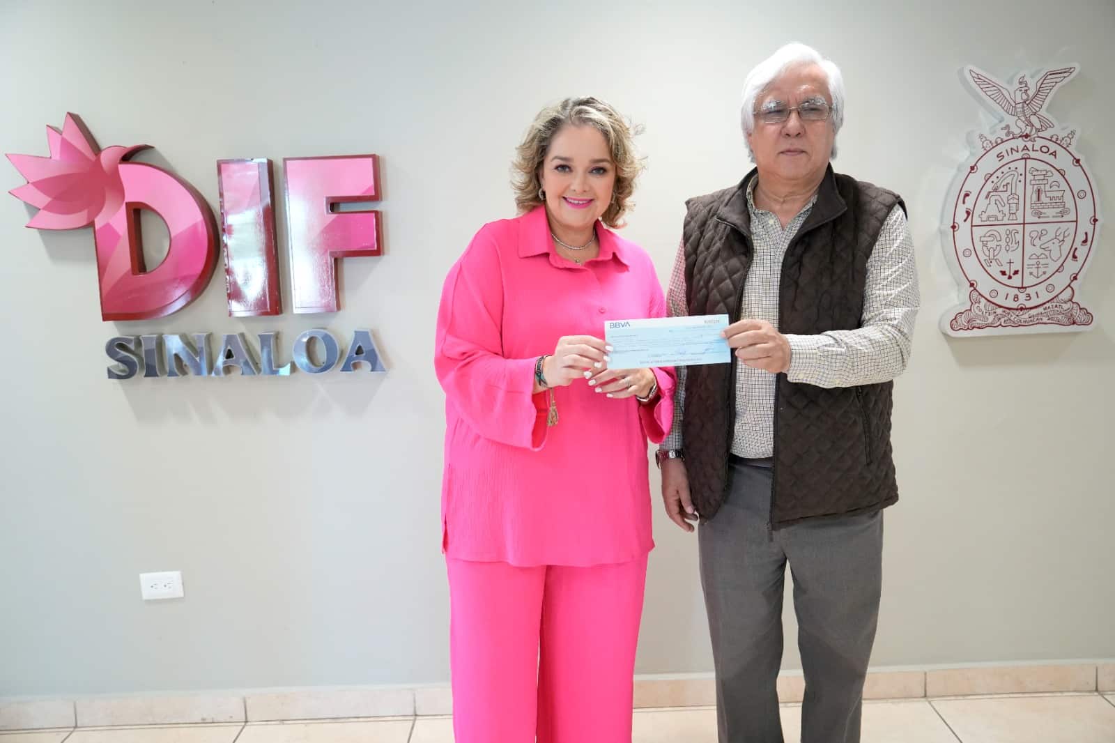 José Antonio Ríos Rojo, secretario general del Congreso, y Eneyda Rocha Ruiz, presidenta del Sistema DIF Sinaloa