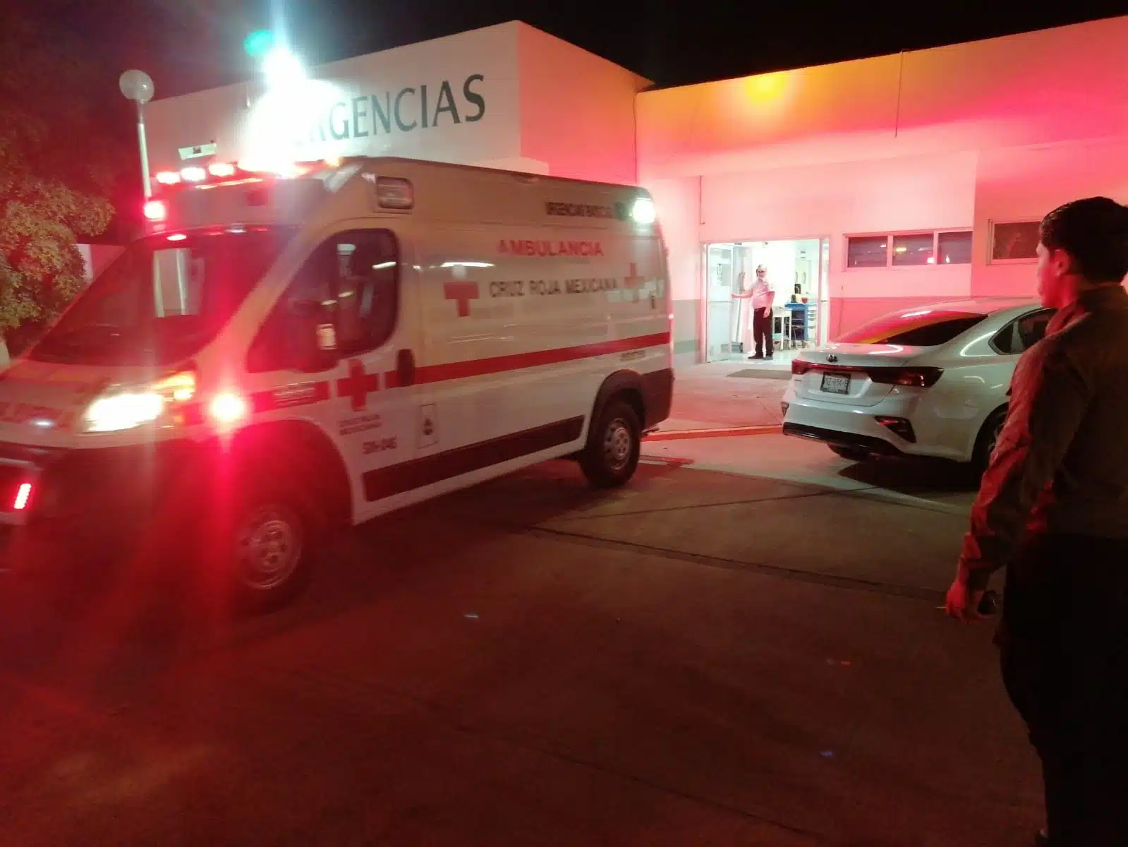 Ambulancia de Cruz Roja Angostura afuera del área de urgencias del IMSS Bienestar
