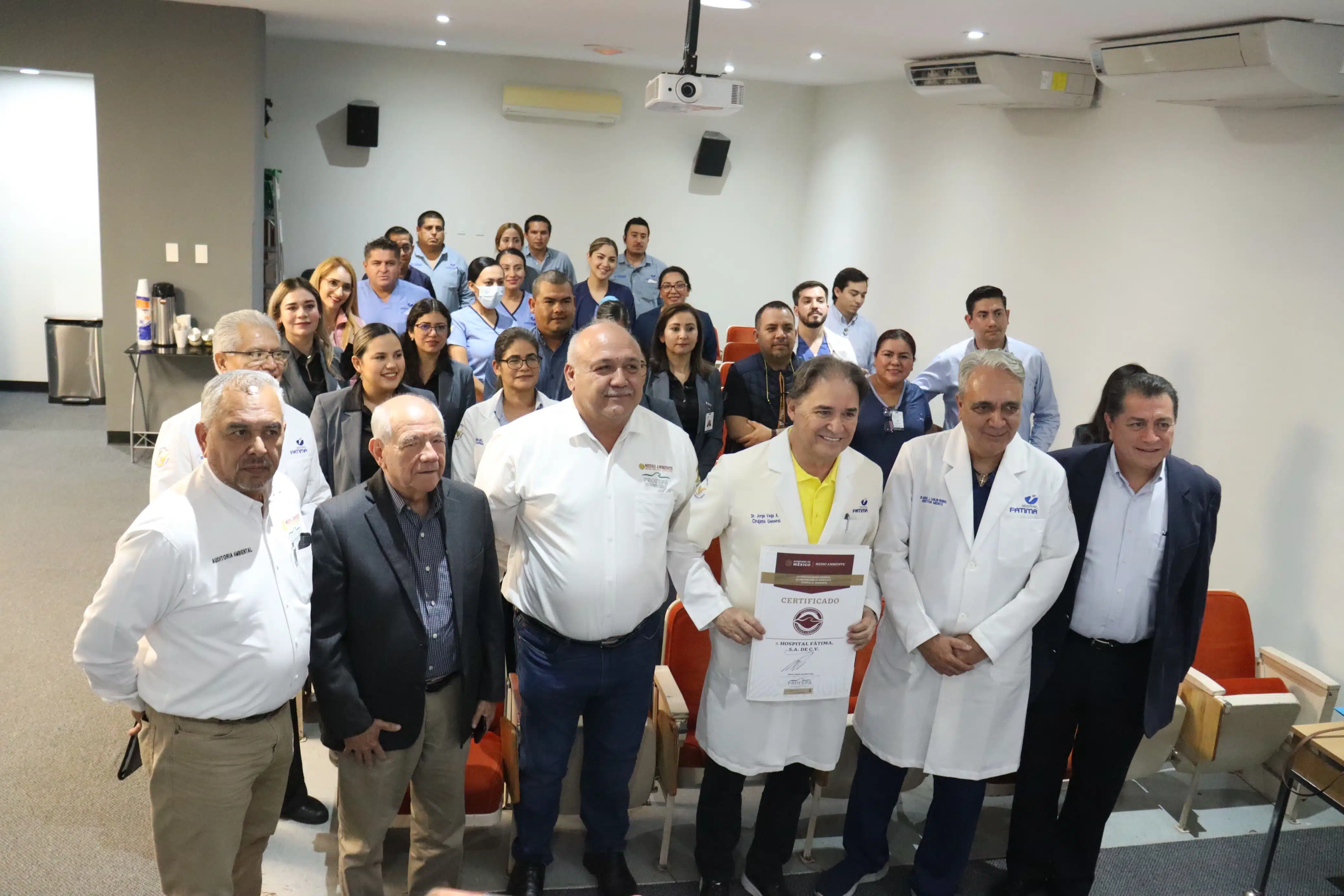 Hospital Fátima de Los Mochis recibiendo la certificación en medio ambiente por parte de Profepa