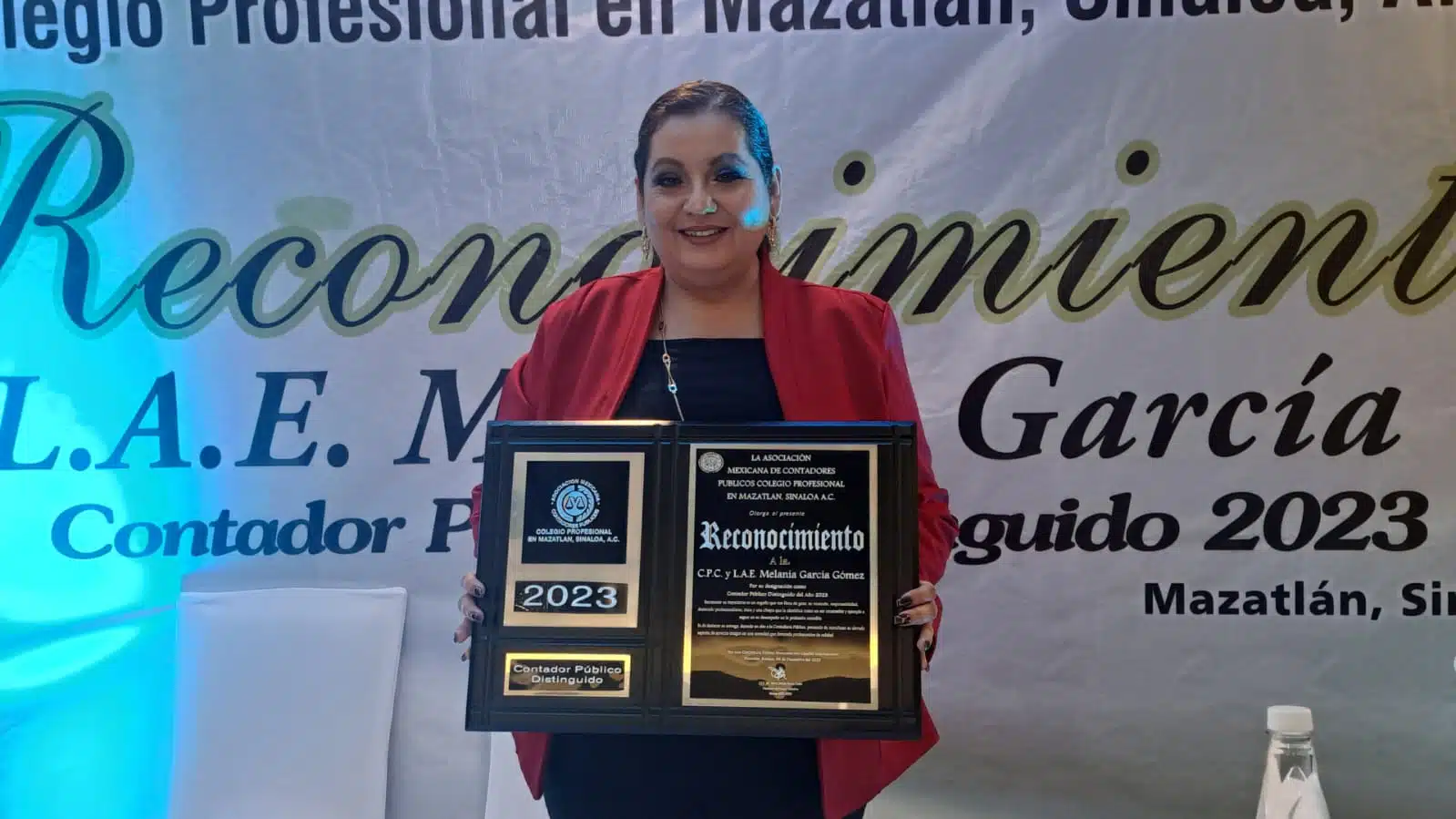 Melania García Gómez con su reconocimiento Contador Público 2023