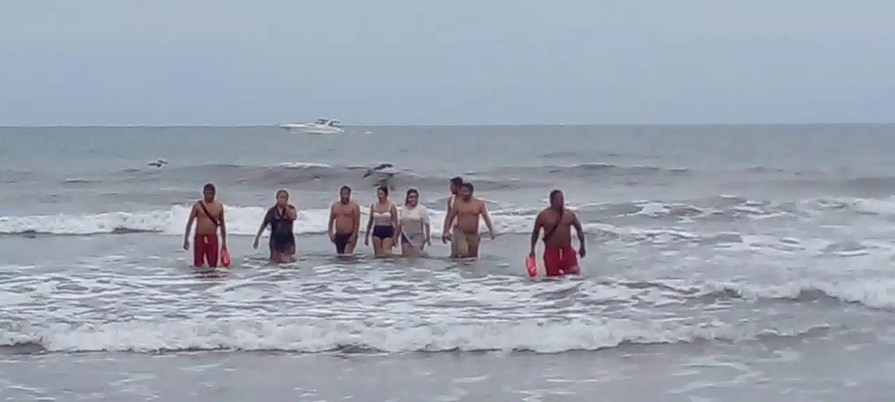 Policía Acuática llevando a la orilla a las personas rescatadas