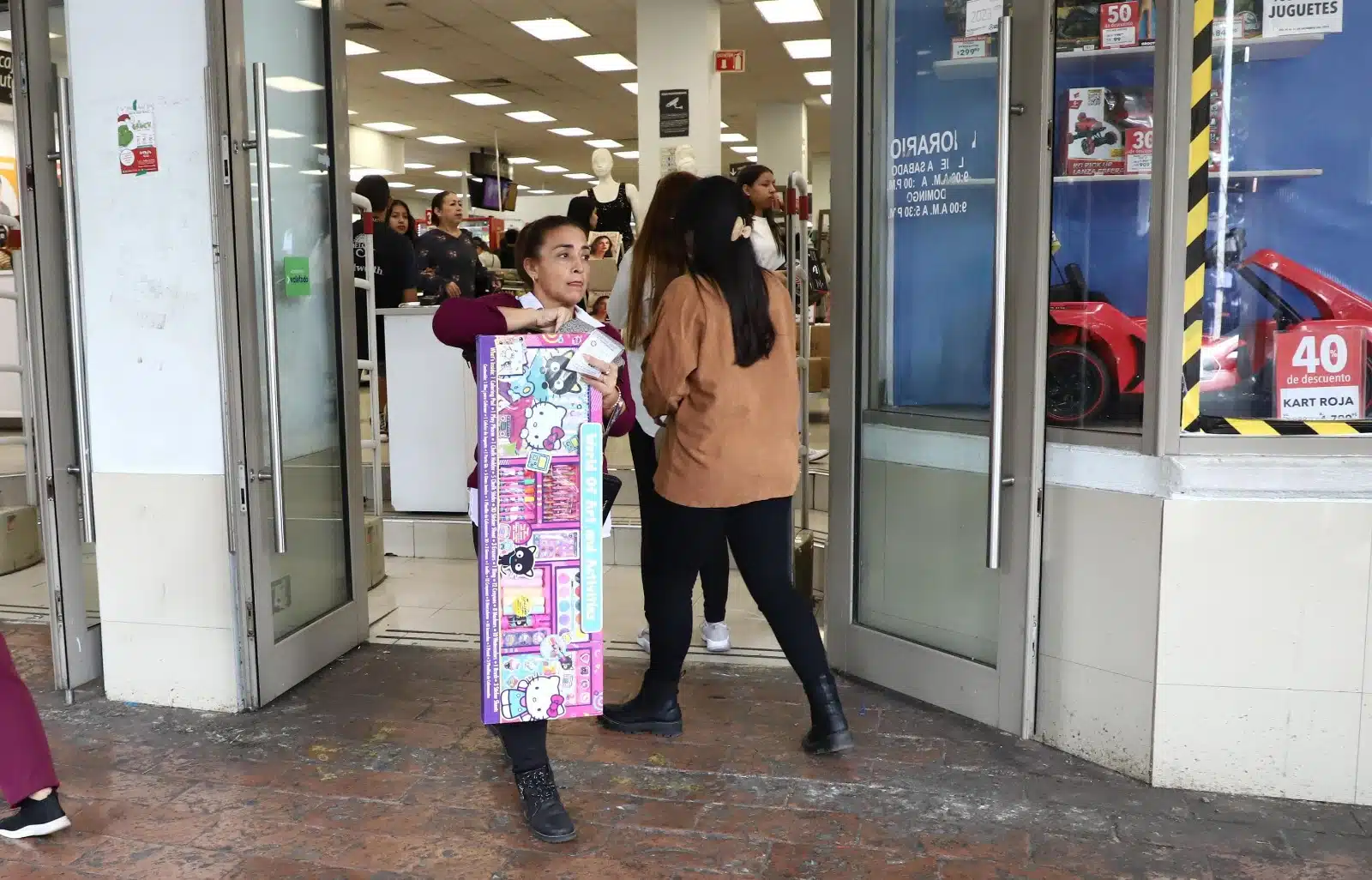 Culiacanenses realizando compras navideñas de última hora