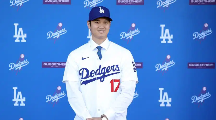 Shohei Ohtani luciendo el jersey de Los Ángeles Dodgers