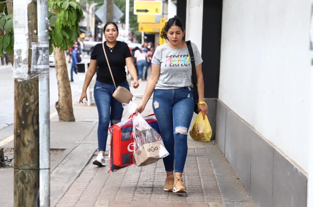 Culiacanenses realizando compras navideñas de última hora