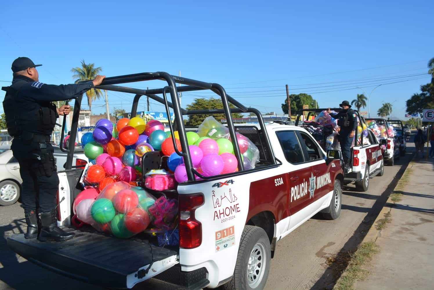 Patrulla con regalos navideños en edición de Policlaus