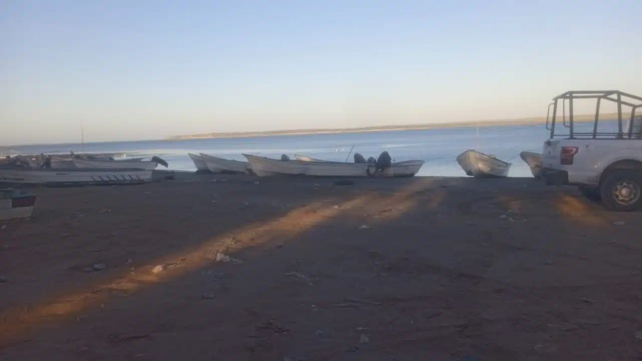 Pangas a la orilla del campo pesquero El Jitzamuri