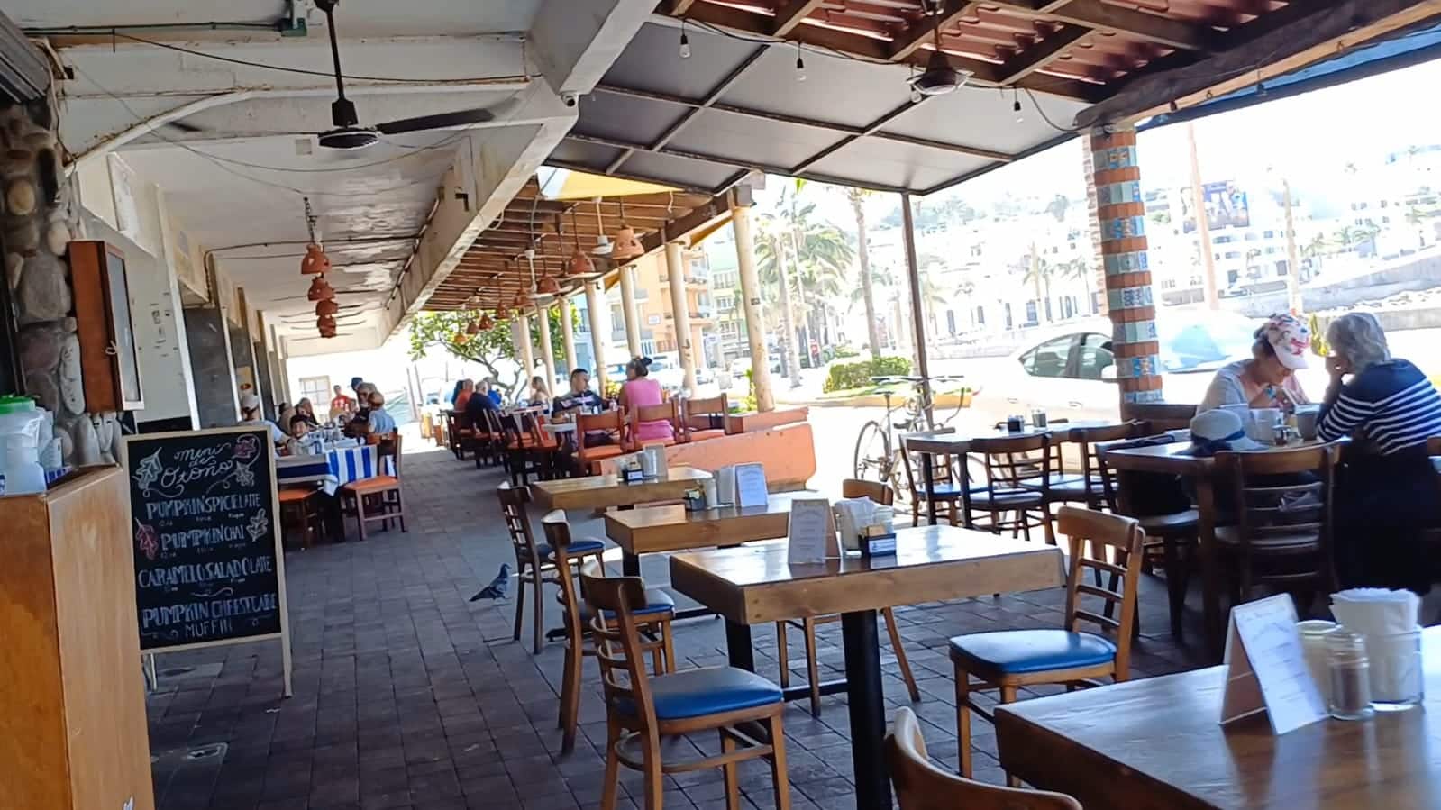 Personas consumiendo en un restaurante de Mazatlán