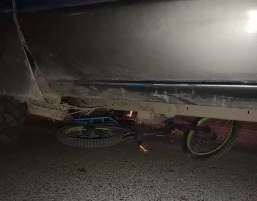 Bicicleta debajo de la camioneta que atropelló a los dos menores