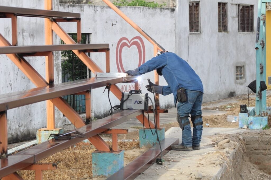 Trabajos de rehabilitación y mantenimiento en áreas deportivas