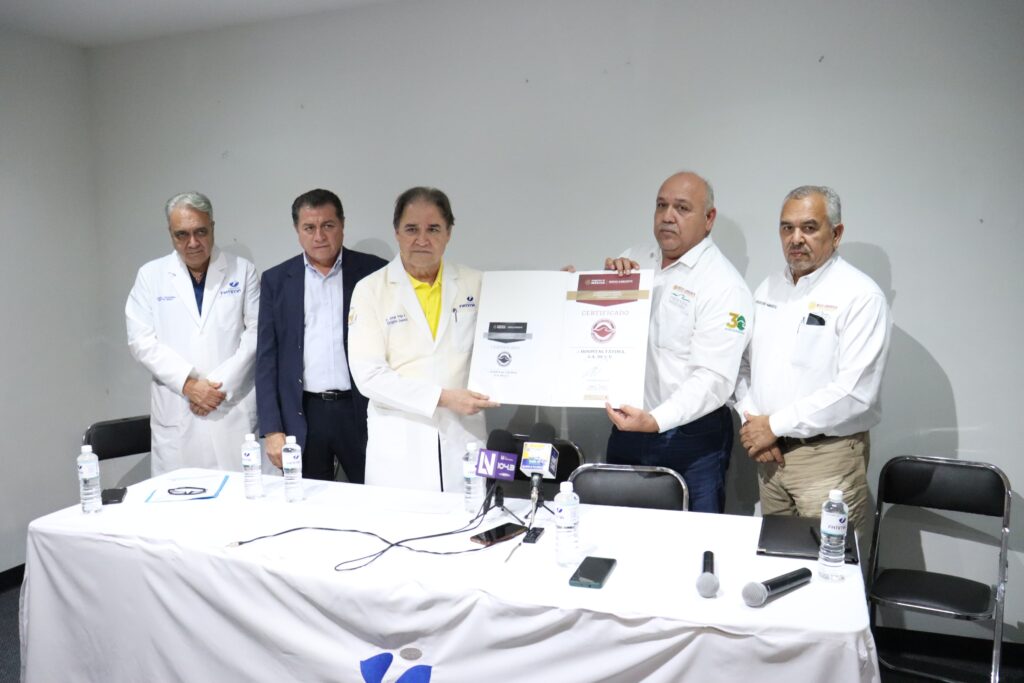 Representantes de Profepa y Hospital Fátima en la entrega del certificado ambiental
