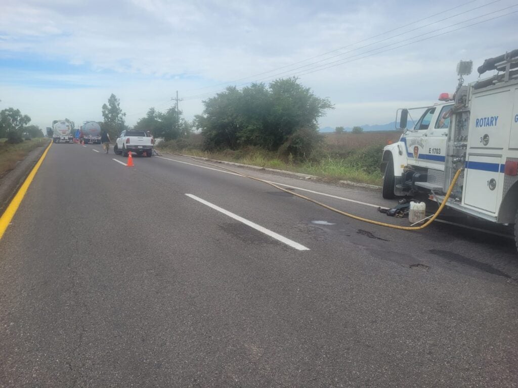 Autopista Mazatlán-Culiacán tras volcadura de pipa