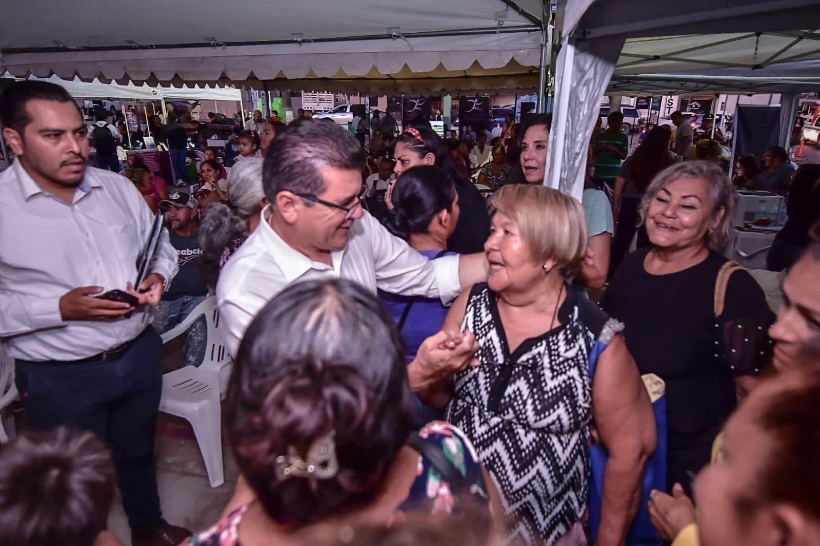 Alcalde Édgar González durante la audiencia pública “Escuchando a la gente”