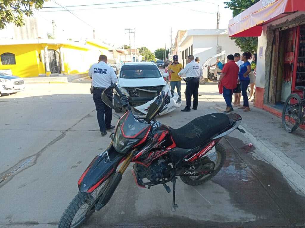 Choque de motocicleta contra un automóvil