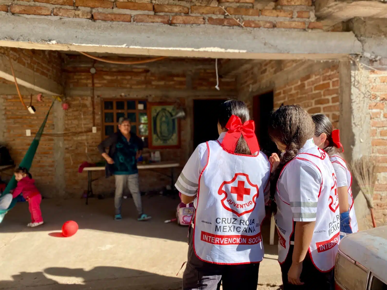 Cruz Roja Mexicana durante la entrega de apoyos en Guasave
