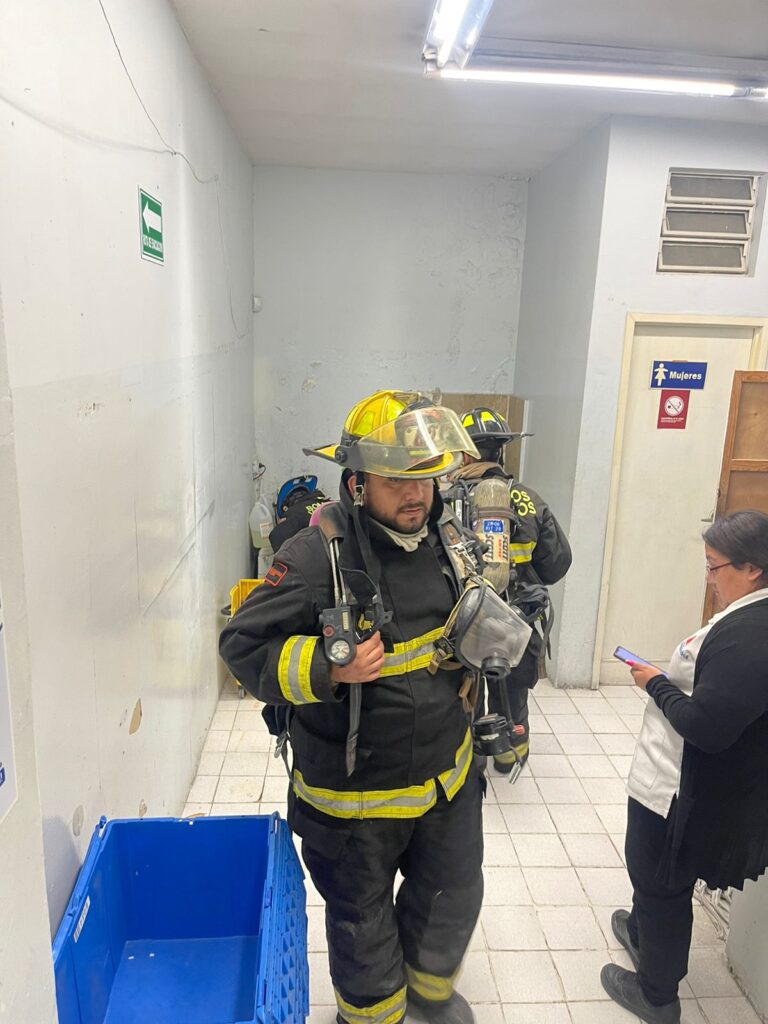 Bomberos al interior de la farmacia