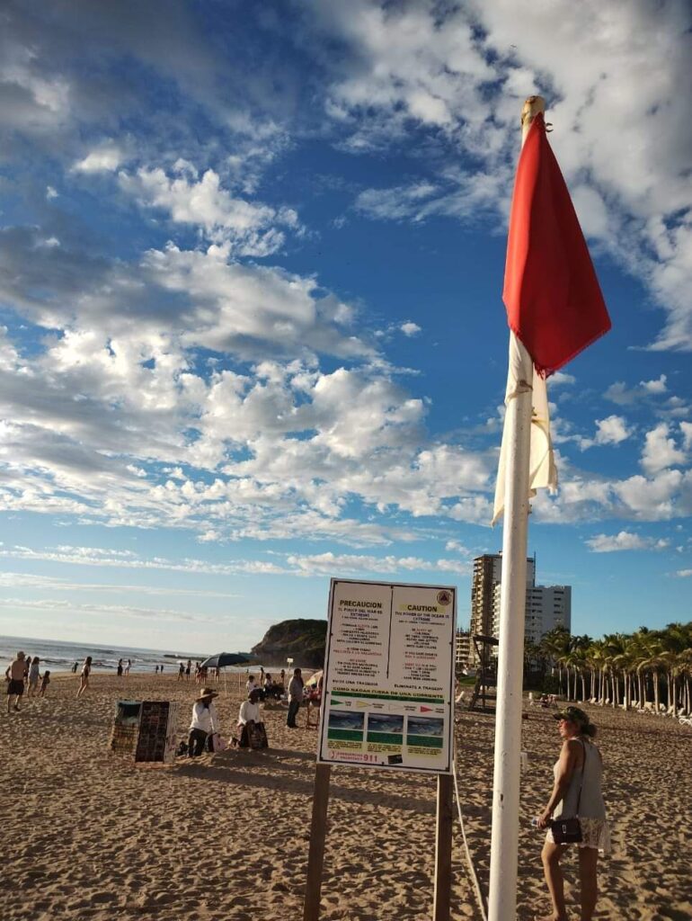 Bandera roja en zona de playa