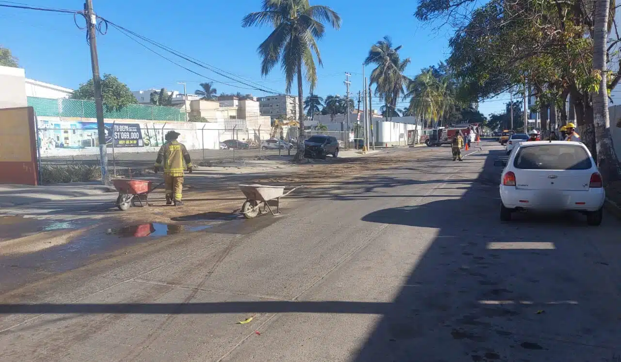 Derrame de combustible por avenida Cruz Lizárraga en Mazatlán.