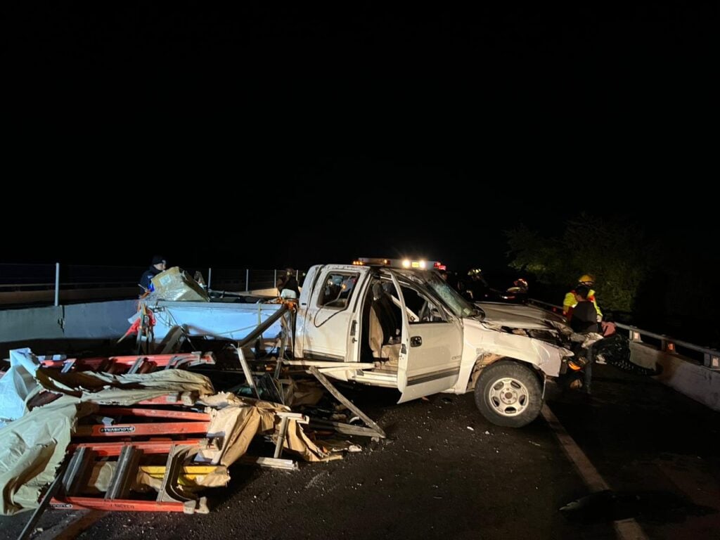 Camioneta Chevrolet S250 color blanco accidentada por la autopista Mazatlán- Mexicali.