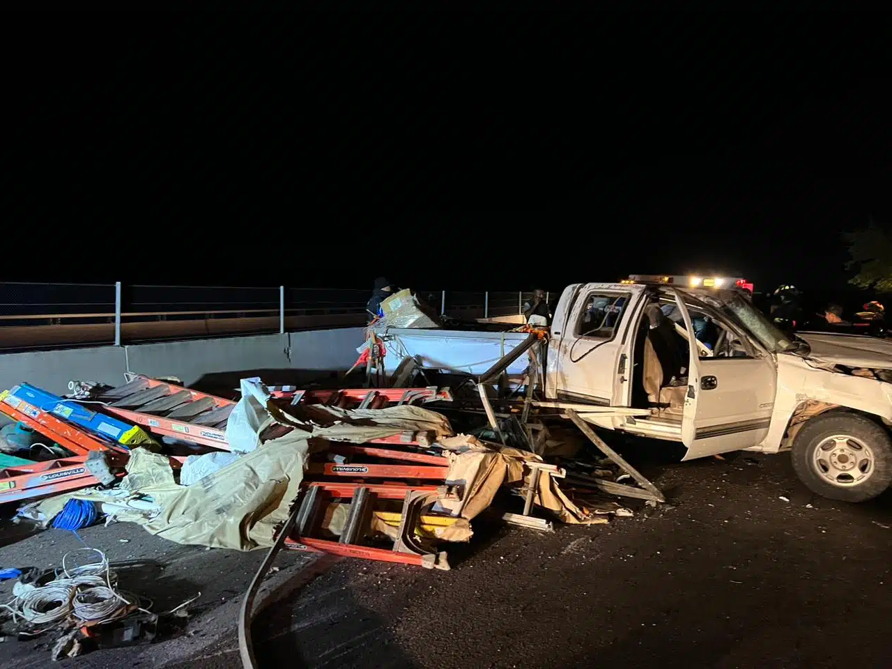 camioneta Chevrolet S250 color blanco accidentada por la autopista Mazatlán- Mexicali.