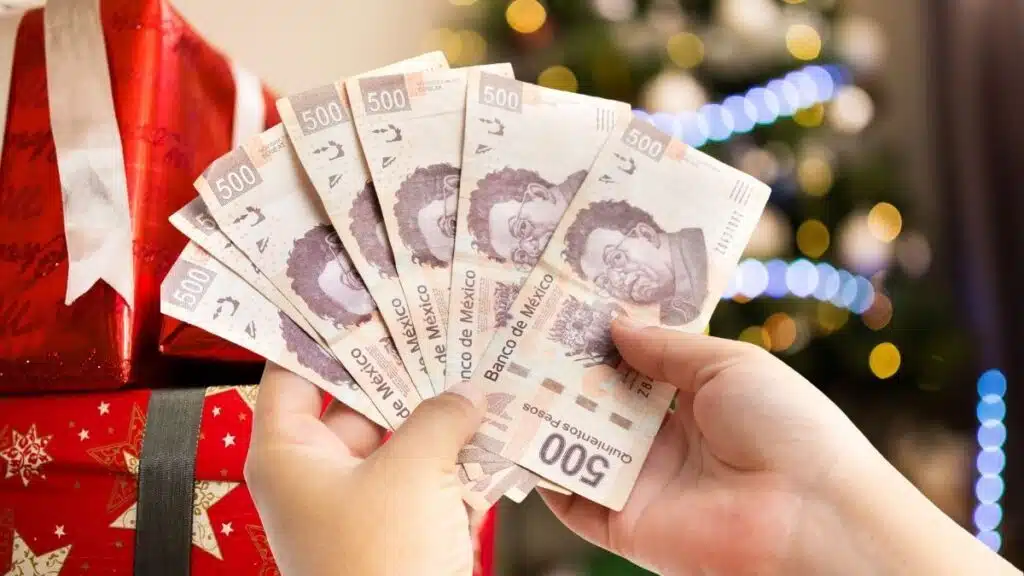 Dinero con fondo de un árbol de navidad y regalos