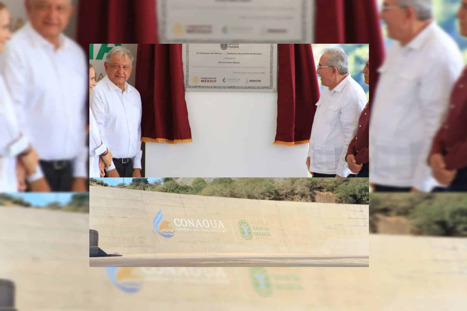 AMLO y el gobernador Rocha Moya, acompañados de otros funcionarios develando la placa de la presa Santa María